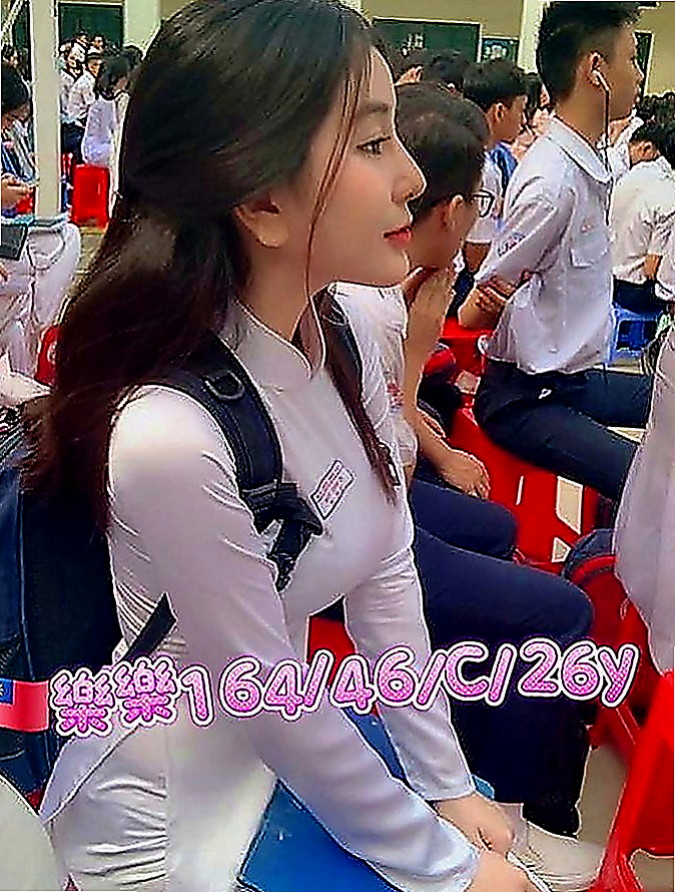烏來外約按摩：喬其 |柔情小秘書|165cm|48kg|E罩杯|23歲|用過情趣物品 很會淫叫 純天 然大奶 小小年紀就發育的那麼好